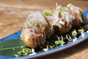 platos de la cocina japonesa takoyaki-makitake